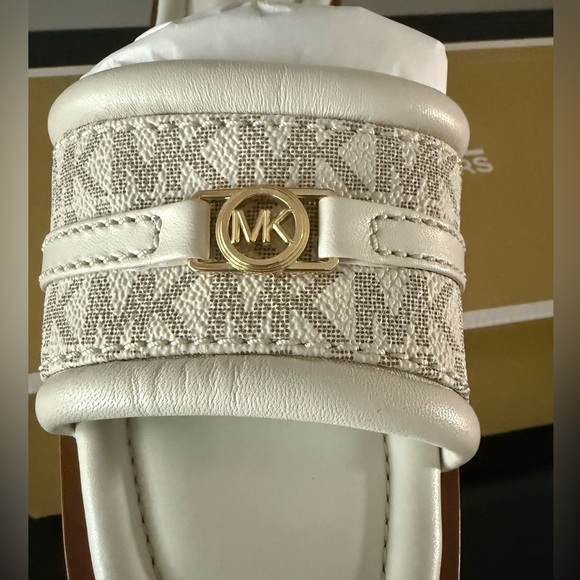 MICHAEL Michael Kors Shoes - NEW MICHAEL Michael Kors Cream Slide Sandals - NWT - Size 6